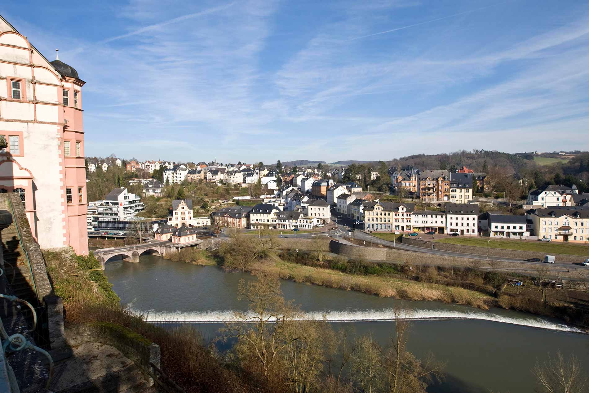 Vorne im Bild ist das Weilburger Renaissance Schloss zu sehen, dahinter das Städtchen Weilburg